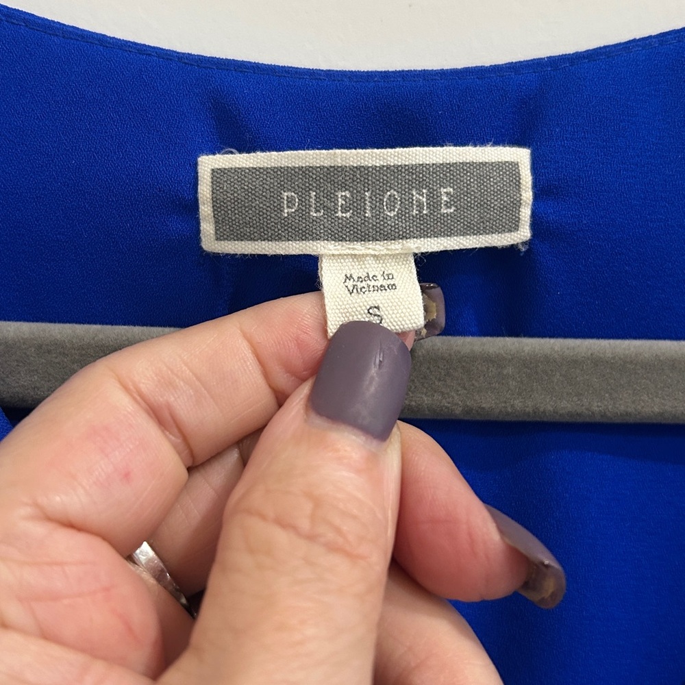 Pleione royal blue roll 3/4 sleeve V-neck round hem blouse |Size small - Picture 2 of 6